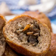 Najsmaczniejsze kotlety mielone z pieczarkami, soczyste w środku, chrupiące na zewnątrz. Idealne na obiad.