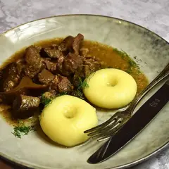 Gulasz z dzika z kluskami śląskimi i koperkiem. Aromatyczne danie, które rozpływa się w ustach.