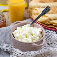 Świeży ser do naleśników, miód i sok pomarańczowy. Idealny zestaw na śniadanie, by dowiedzieć się, jak zrobić ser do naleśników.