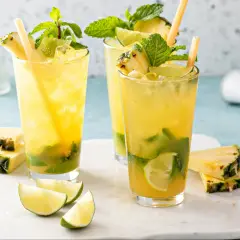 Orzeźwiające mojito bezalkoholowe z ananasem, miętą i limonką. Idealne na upalne dni.