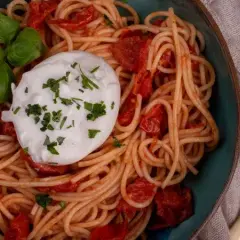 Pyszne spaghetti z burratą: prosty przepis na wykwintne danie