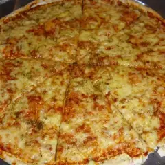 Pyszna margarita pizza z roztopionym serem i aromatycznymi ziołami, pokrojona na 8 kawałków.