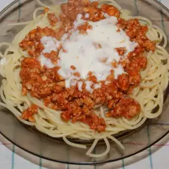 Spaghetti z sosem bolognese. Mięso mielone doprawione do smaku, podane z makaronem i sosem śmietanowym.