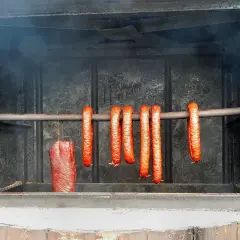 Wędzenie szynki i kiełbas w wędzarni. Idealna temperatura i czas wędzenia to klucz do sukcesu.