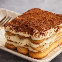 Pyszne tiramisu z kremem i biszkoptami, posypane kakao. Zastanawiasz się, jaki alkohol do tiramisu?