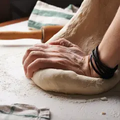 Jak uformować pizzę: proste techniki dla idealnego ciasta