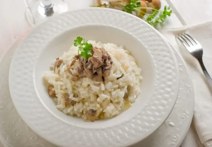 Czym jeść risotto, aby wydobyć pełnię smaku i zaskoczyć gości?