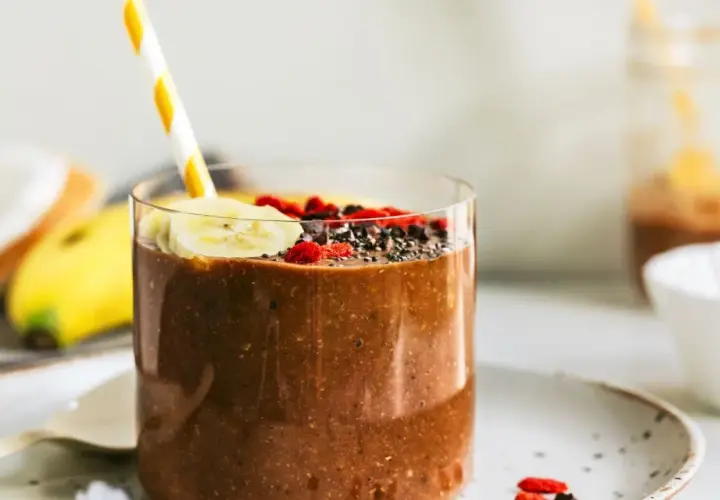 Pyszny koktajl na anemię z bananem, jagodami goji i nasionami chia. Idealny na zdrowe śniadanie.