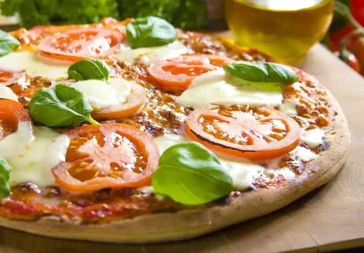 Jak zrobić pizzę margarita w prosty sposób – przepis krok po kroku