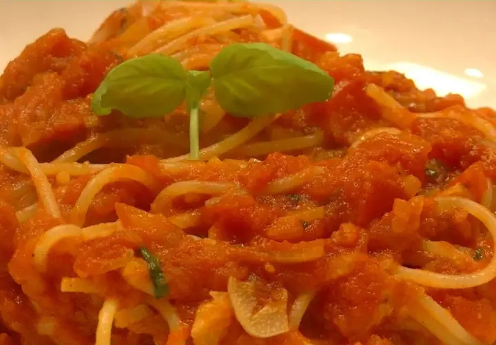 Szybkie spaghetti z przecierem pomidorowym - prosty przepis na obiad