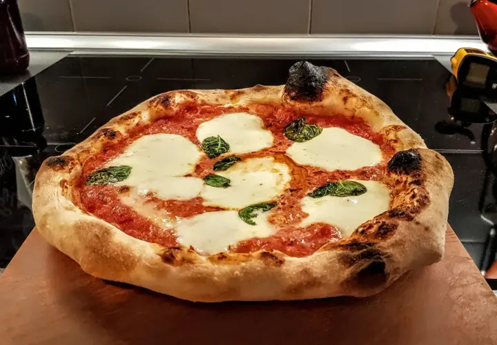 Pyszna pizza Guseppe 4 sery z rozpływającym się serem mozzarella i świeżą bazylią, prosto z pieca.