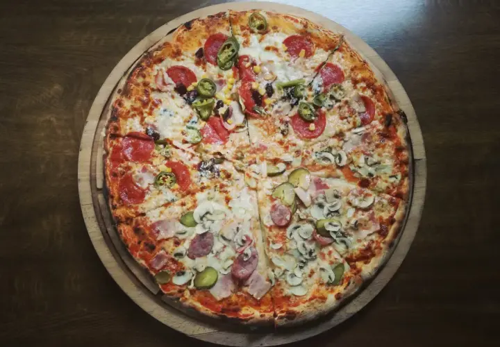 Pyszna pizza z salami, pieczarkami, korniszonami i kukurydzą. Idealna na wieczór, choć warto pamiętać o jej pizza kcal.