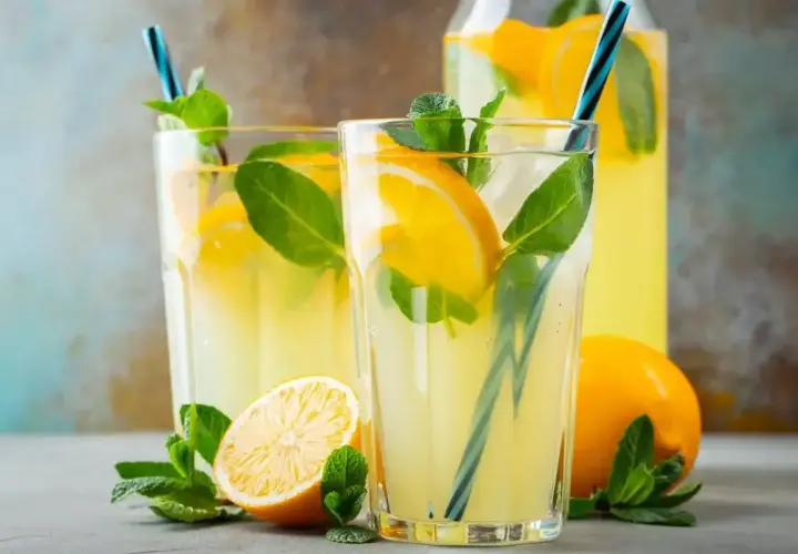 Orzeźwiająca lemoniada z cytryną i miętą, idealna na upalne dni. Prosty przepis, jak zrobić lemoniadę, by poczuć smak lata.