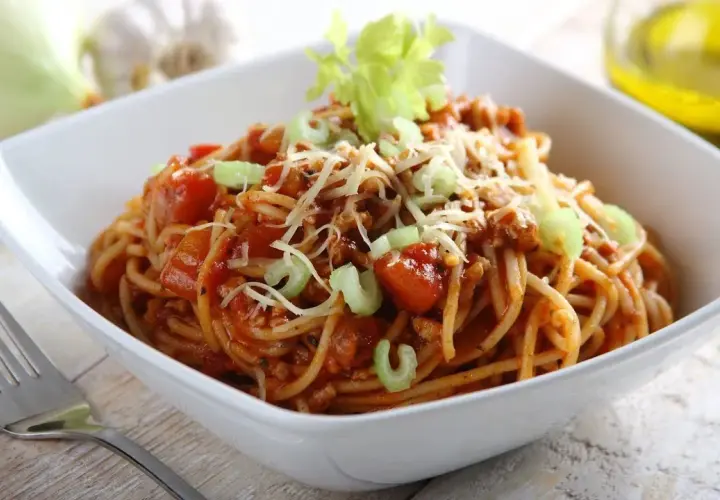 Prosty przepis na spaghetti pomodoro, który zachwyci Twoje podniebienie