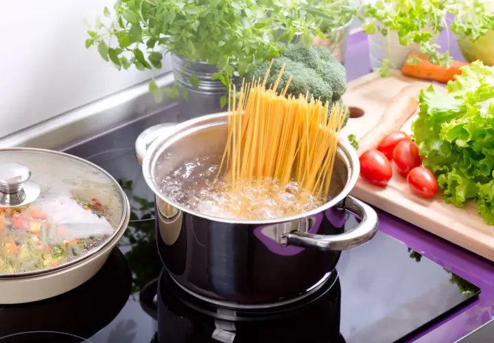 Ile makaronu spaghetti na 4 osoby? Odpowiednia ilość na idealny posiłek