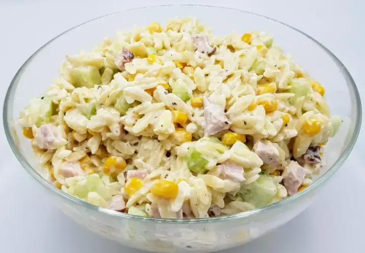 Pyszna sałatka z makaronem orzo, kukurydzą, szynką i ogórkiem, polana kremowym sosem. To najlepsza sałatka z makaronem na każdą okazję!
