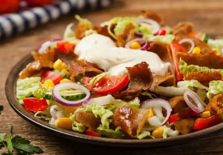 Jak zrobić sałatkę gyros warstwowa, która oczaruje Twoich gości