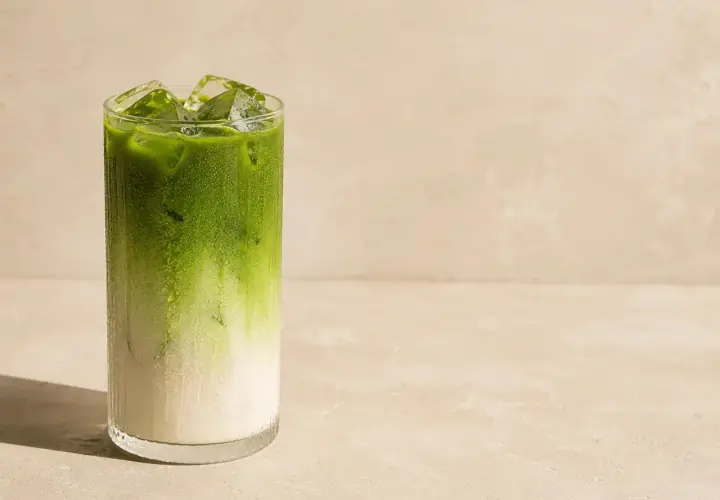 Orzeźwiające matcha latte z lodem w szklance. Idealne na upalne dni, dowiedz się, jak zrobić matcha!