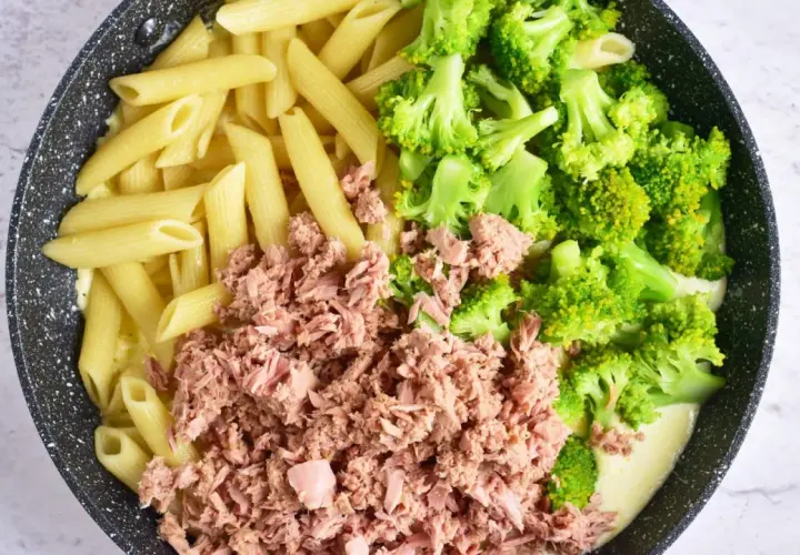 Penne z tuńczykiem i brokułami w sosie śmietanowo-serowym, gotowe do wymieszania.