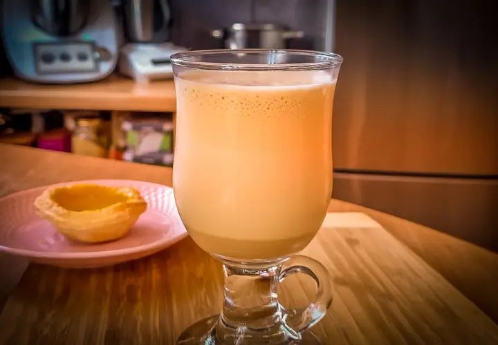 Kawa mrożona thermomix, idealna na upalne dni, podana z babeczką.