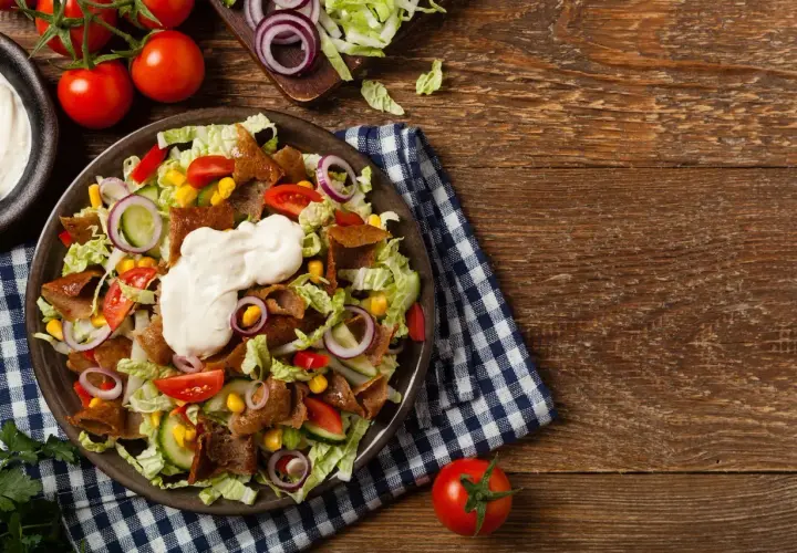 Sałatka gyros z kurczakiem, warzywami i sosem. Zastanawiasz się, ile kalorii ma sałatka gyros?