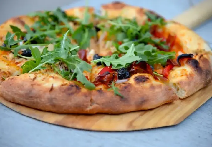 Ile gram ciasta na pizzę 30 cm? Oto idealne wagi dla każdej pizzy