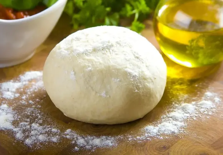 Ile piec pizzę na cieście drożdżowym, aby uniknąć zakalca?