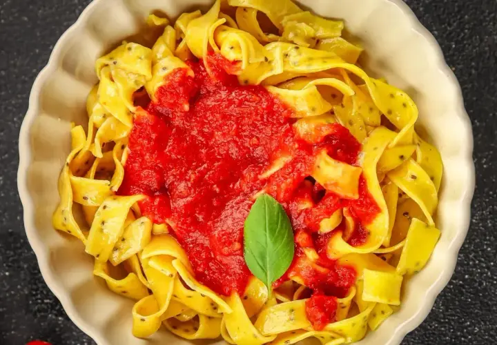 Pappardelle z sosem pomidorowym i bazylią. Różne rodzaje makaronu mogą być tak pyszne!