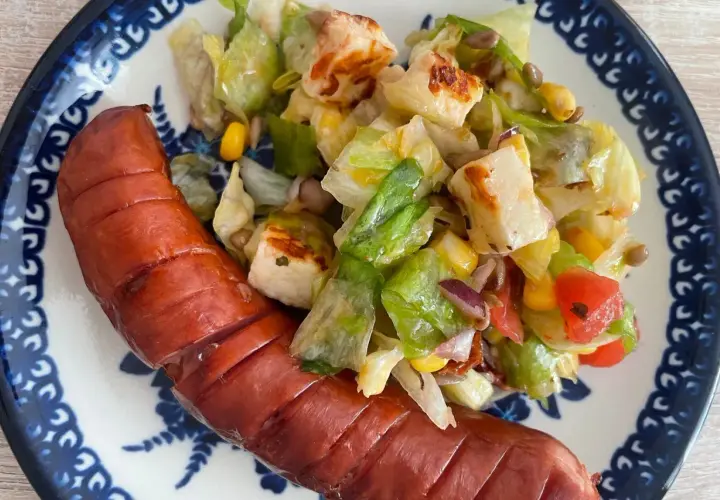 Jaka sałatka do szaszłyków? Lekka sałatka z grillowanym serem halloumi, sałatą, kukurydzą i pomidorkami świetnie pasuje do kiełbaski.