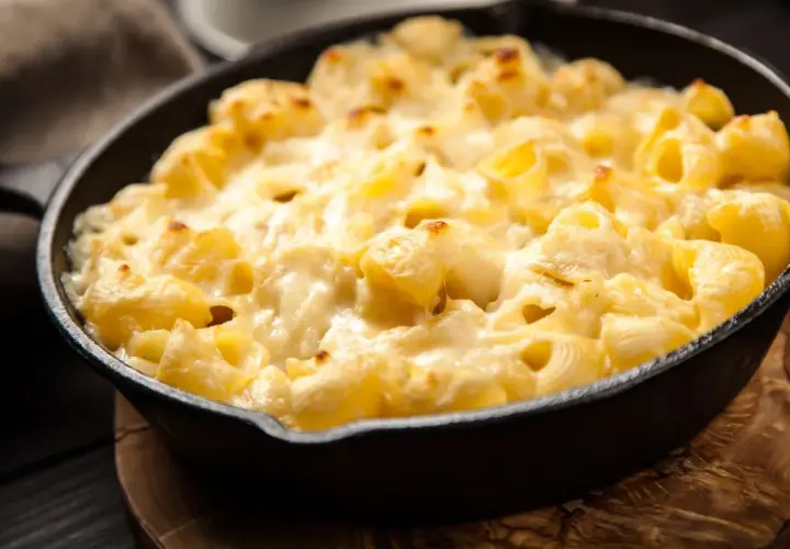 Pyszny makaron zapieczony z serem w żeliwnej patelni. Idealny przykład, jak ugotować makaron, by zachwycił smakiem.