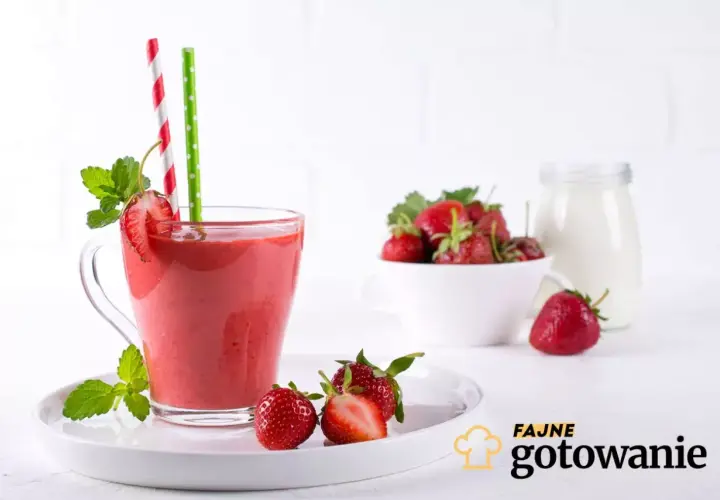 Pyszny truskawkowy smoothie z miętą. Idealne na lato, znajdź więcej takich smoothie przepisy na fajnegotowanie.pl.