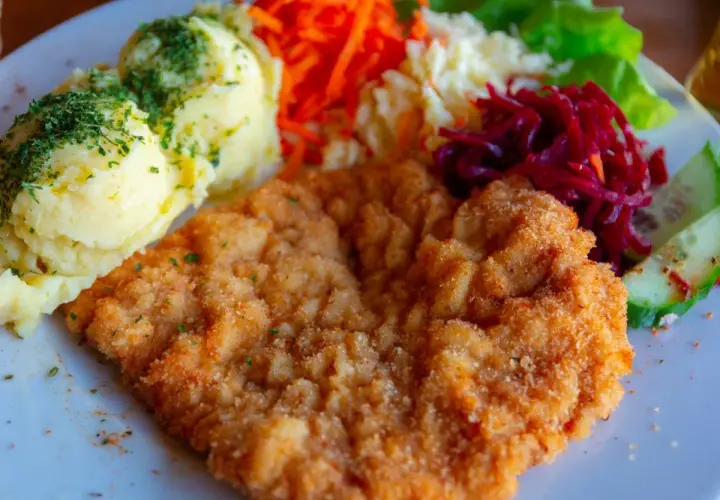 Kotlet schabowy z ziemniakami i surówkami. Sekret jak zrobić kotlety schabowe żeby były miękkie tkwi w panierce i smażeniu.