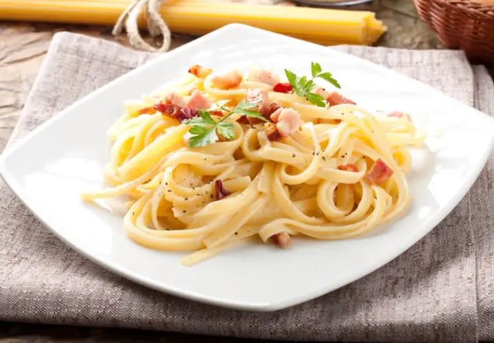 Pyszne spaghetti carbonara z boczkiem i pietruszką. Idealny przepis, jak zrobić carbonare, by zachwycić bliskich.