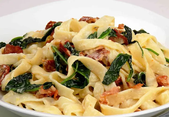 Pappardelle z boczkiem i szpinakiem w kremowym sosie z mascarpone. Pyszne danie, które zachwyci każdego smakosza.