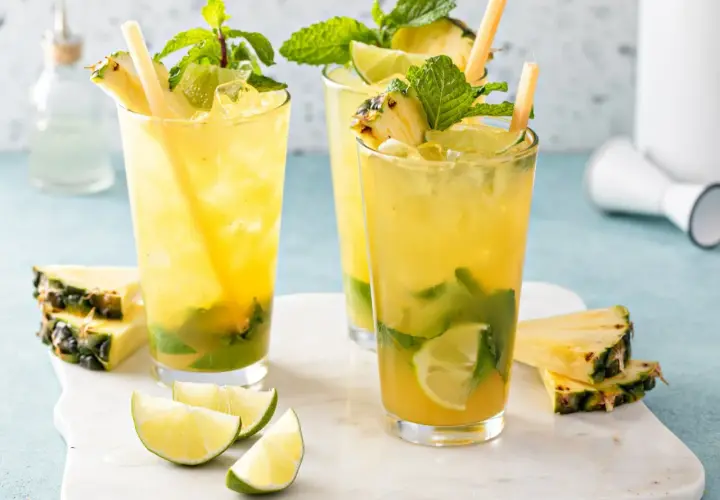 Orzeźwiające mojito bezalkoholowe z ananasem, miętą i limonką. Idealne na upalne dni.