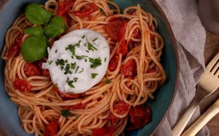 Pyszne spaghetti z burratą: prosty przepis na wykwintne danie