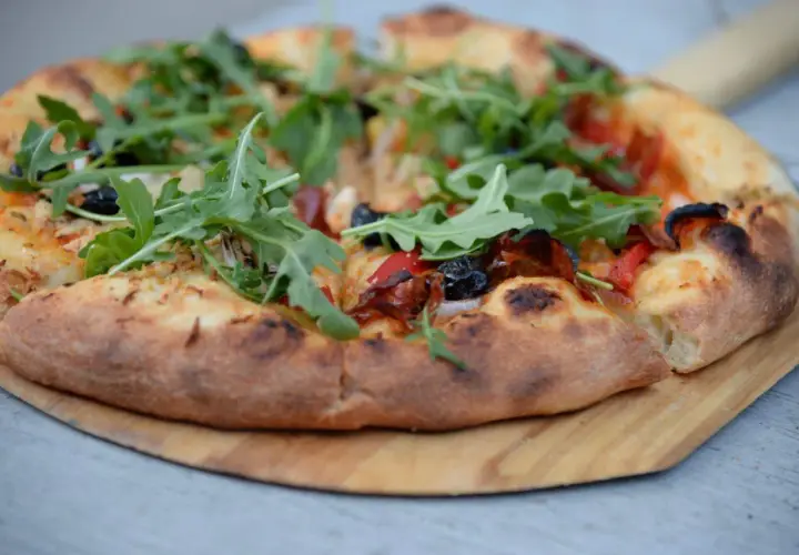 Pyszna, najlepsza pizza domowa na dużą blachę, z rukolą i oliwkami, prosto z pieca.