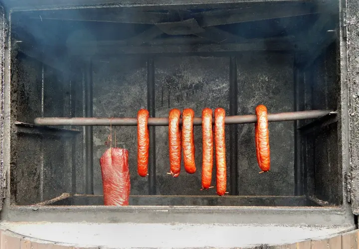Wędzenie szynki i kiełbas w wędzarni. Idealna temperatura i czas wędzenia to klucz do sukcesu.