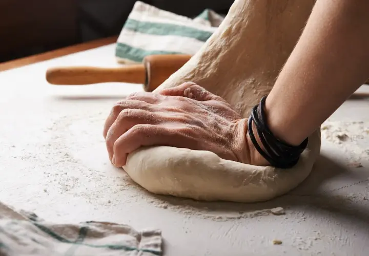 Jak uformować pizzę: proste techniki dla idealnego ciasta