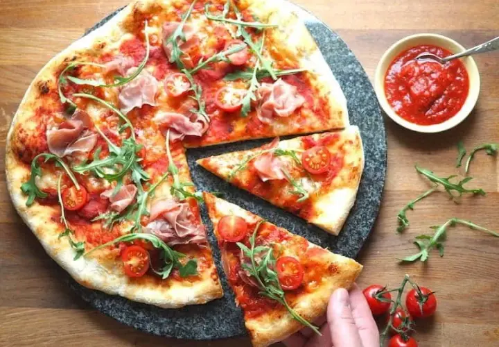 Jak się robi pizzę domową - prosta receptura na idealne ciasto