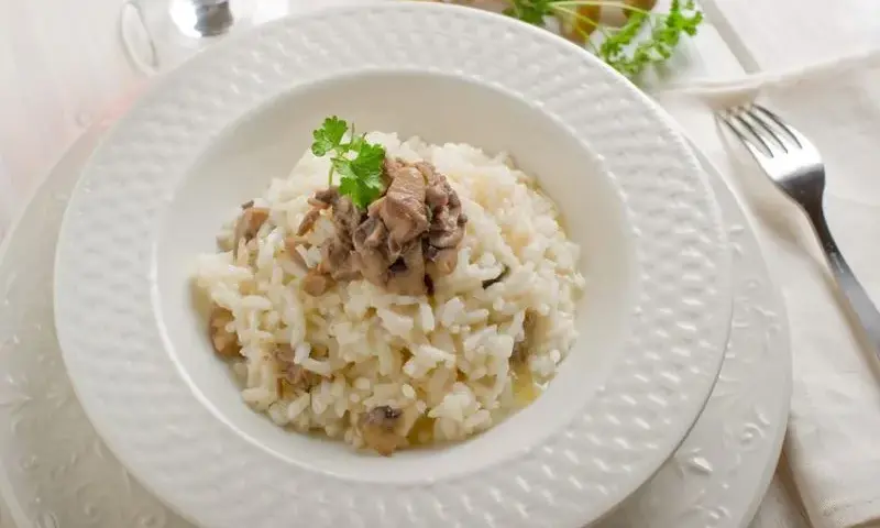 Czym jeść risotto, aby wydobyć pełnię smaku i zaskoczyć gości?