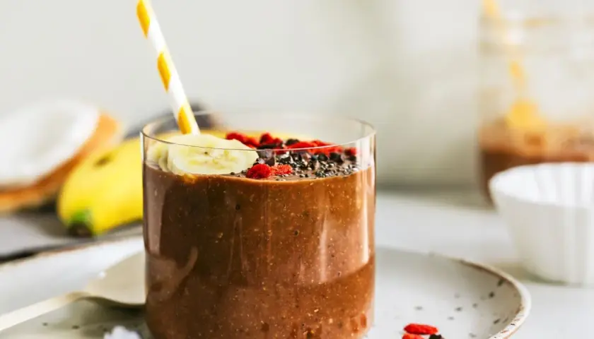 Pyszny koktajl na anemię z bananem, jagodami goji i nasionami chia. Idealny na zdrowe śniadanie.
