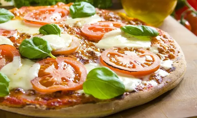 Jak zrobić pizzę margarita w prosty sposób – przepis krok po kroku
