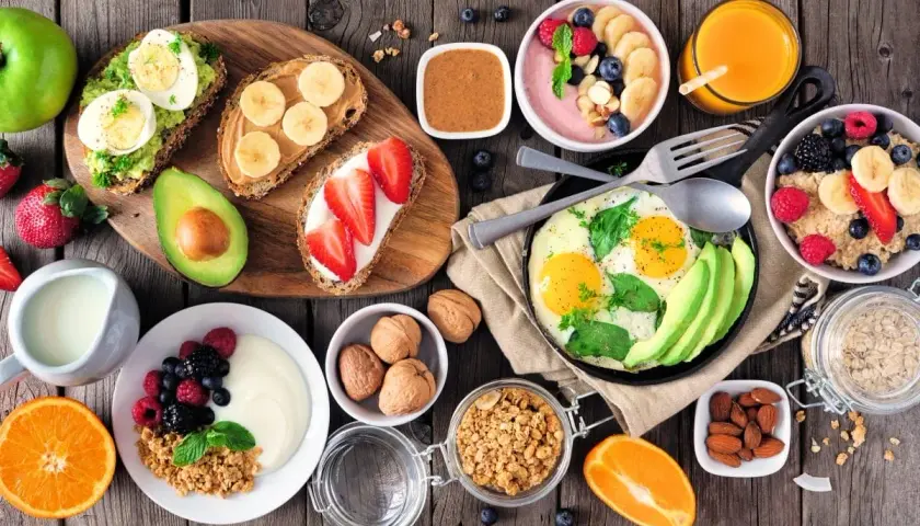 5 pomysłów na szybkie śniadanie: tosty z awokado i jajkiem, bananowe, z truskawkami, owsianka, smoothie bowl i jajecznica.
