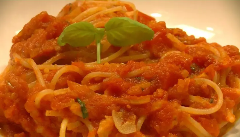 Szybkie spaghetti z przecierem pomidorowym - prosty przepis na obiad