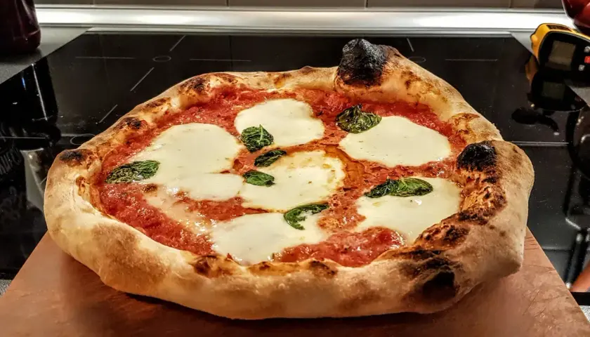 Pyszna pizza Guseppe 4 sery z rozpływającym się serem mozzarella i świeżą bazylią, prosto z pieca.