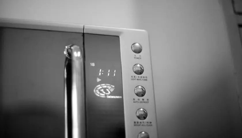 Panel sterowania mikrofalówki z przyciskiem "AUTO DEFROST" - idealny sposób, jak szybko rozmrozić mięso.