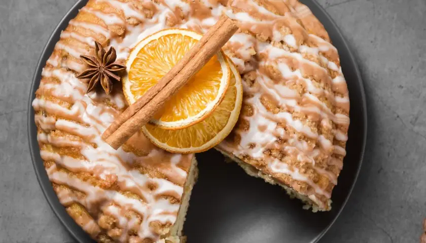 Pyszne ciasto cynamonowe z lukrem, pomarańczą i anyżem. Idealne na jesienne popołudnie.