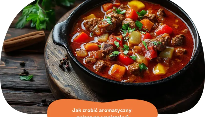 Aromatyczny gulasz po węgiersku w głębokiej misie, z kawałkami mięsa, papryki i ziemniaków. Obok przyprawy i ziół.