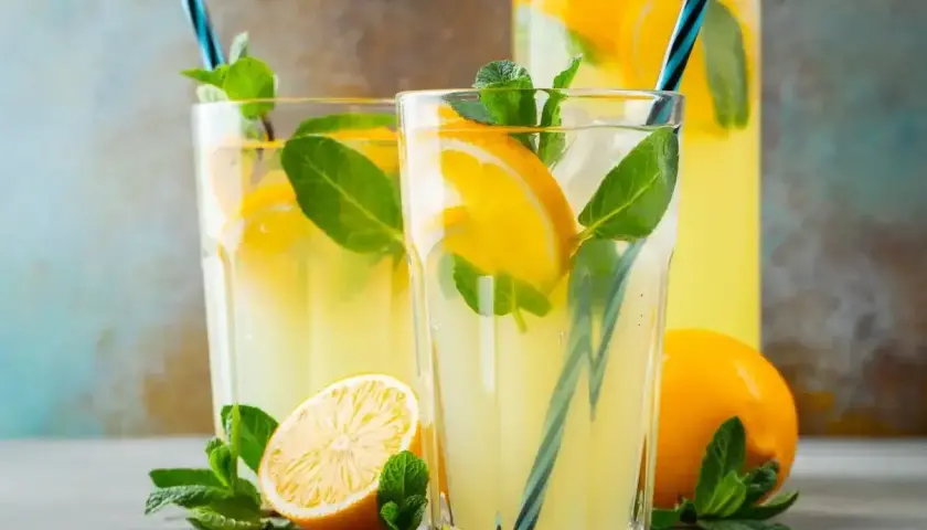 Orzeźwiająca lemoniada z cytryną i miętą, idealna na upalne dni. Prosty przepis, jak zrobić lemoniadę, by poczuć smak lata.